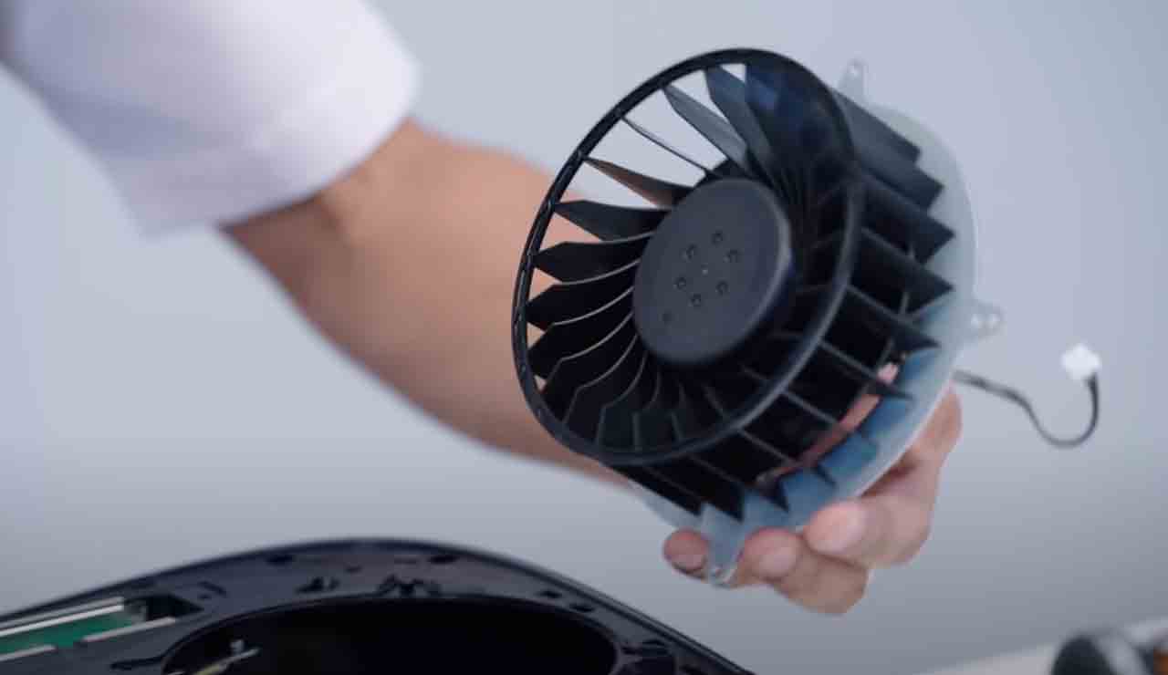 Ventilador de PS5 con polvo acumulado — mantenimiento en TecInfoBCN Barcelona