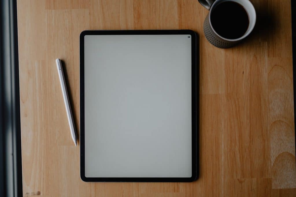 Vista de diferentes modelos de iPad sobre una mesa resaltando modelos de iPad