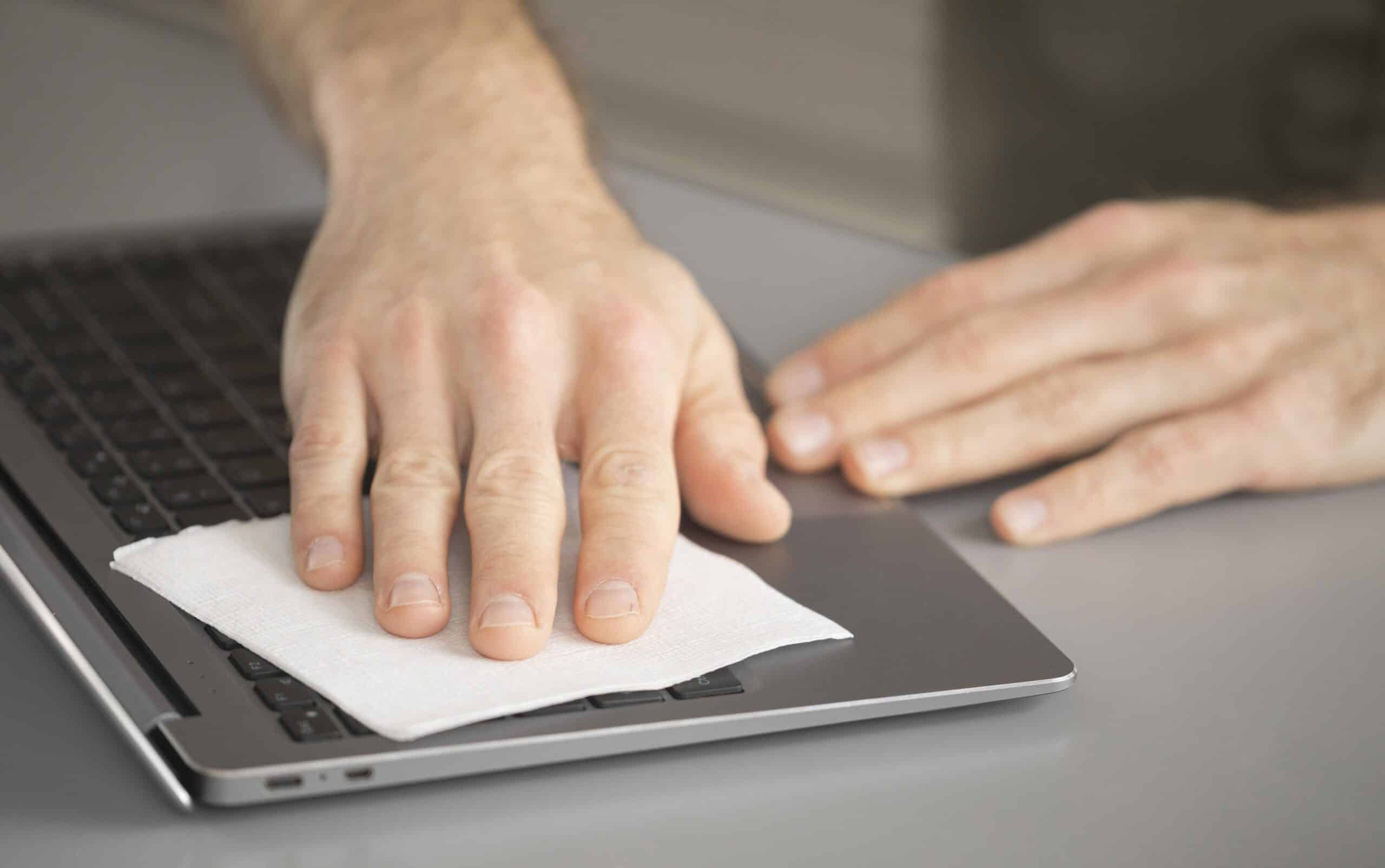 Empleado desinfectando dispositivo electronico - TecinfoBCN