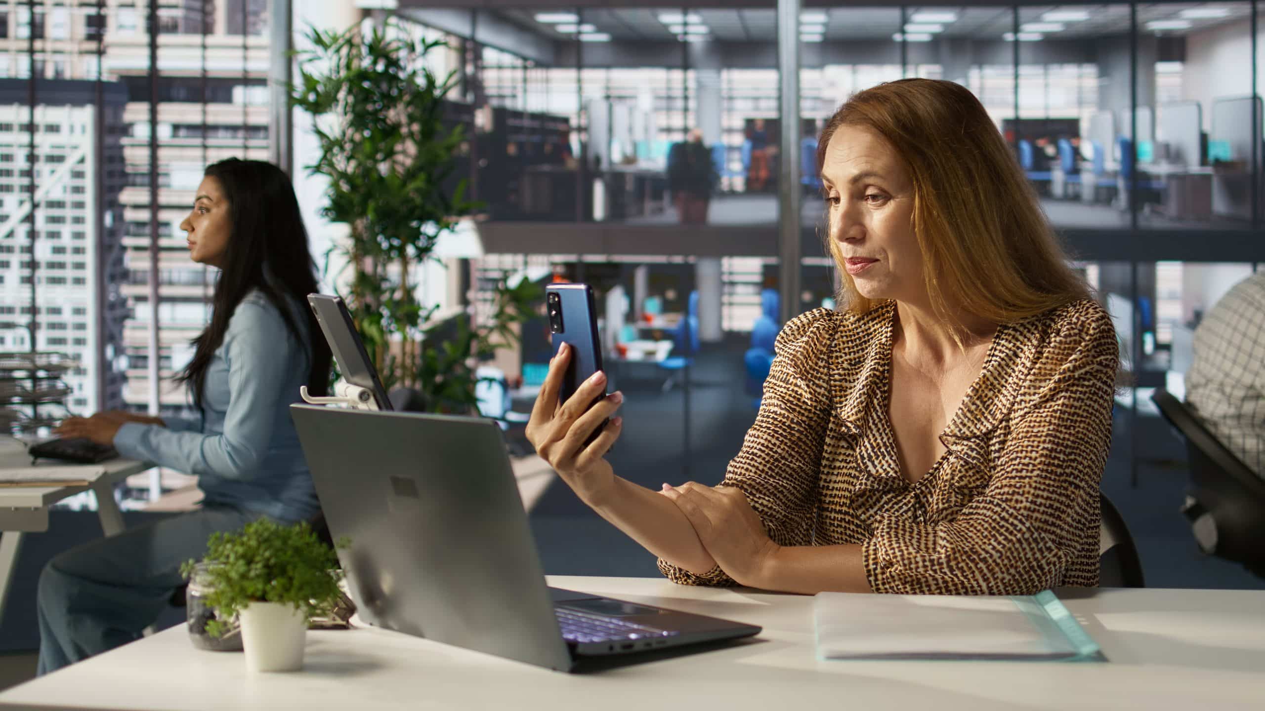 Businesswoman participates virtual meeting via video call - TecinfoBCN